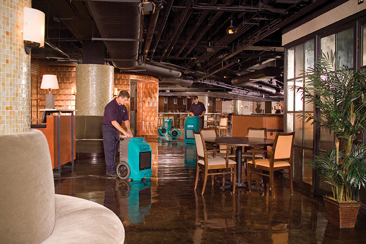 RESTAURATION SUITE AUX DOMMAGES CAUSES PAR L'EAU ET L'INONDATION D'UN COMMERCE